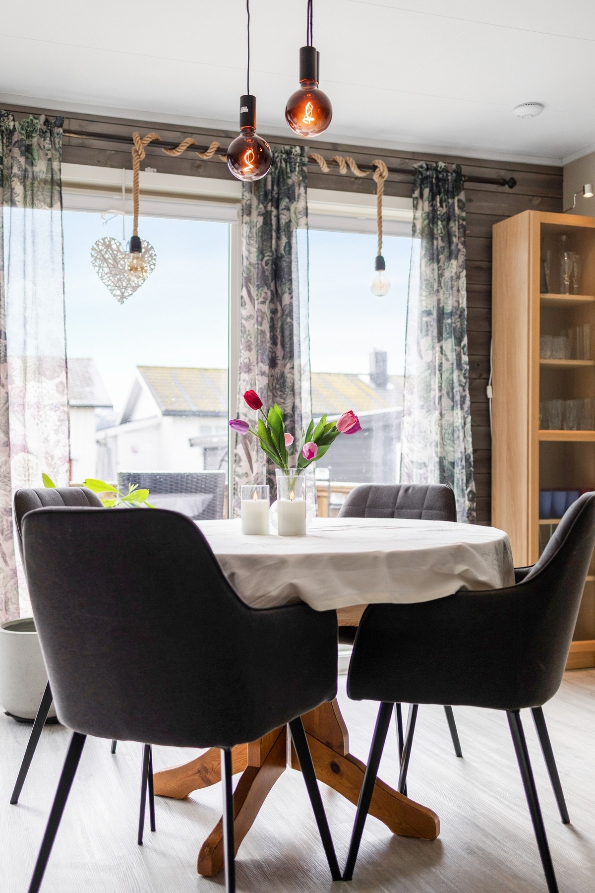 Spiseplassen får sin naturlig plass i direkte tilknytning til kjøkkenet Galleribilde