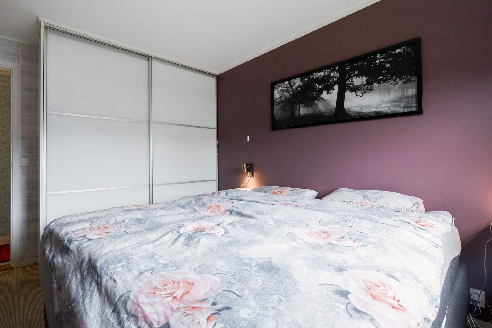 Praktisk skyvedørsgarderobe med gode oppbevarings muligheter Galleribilde