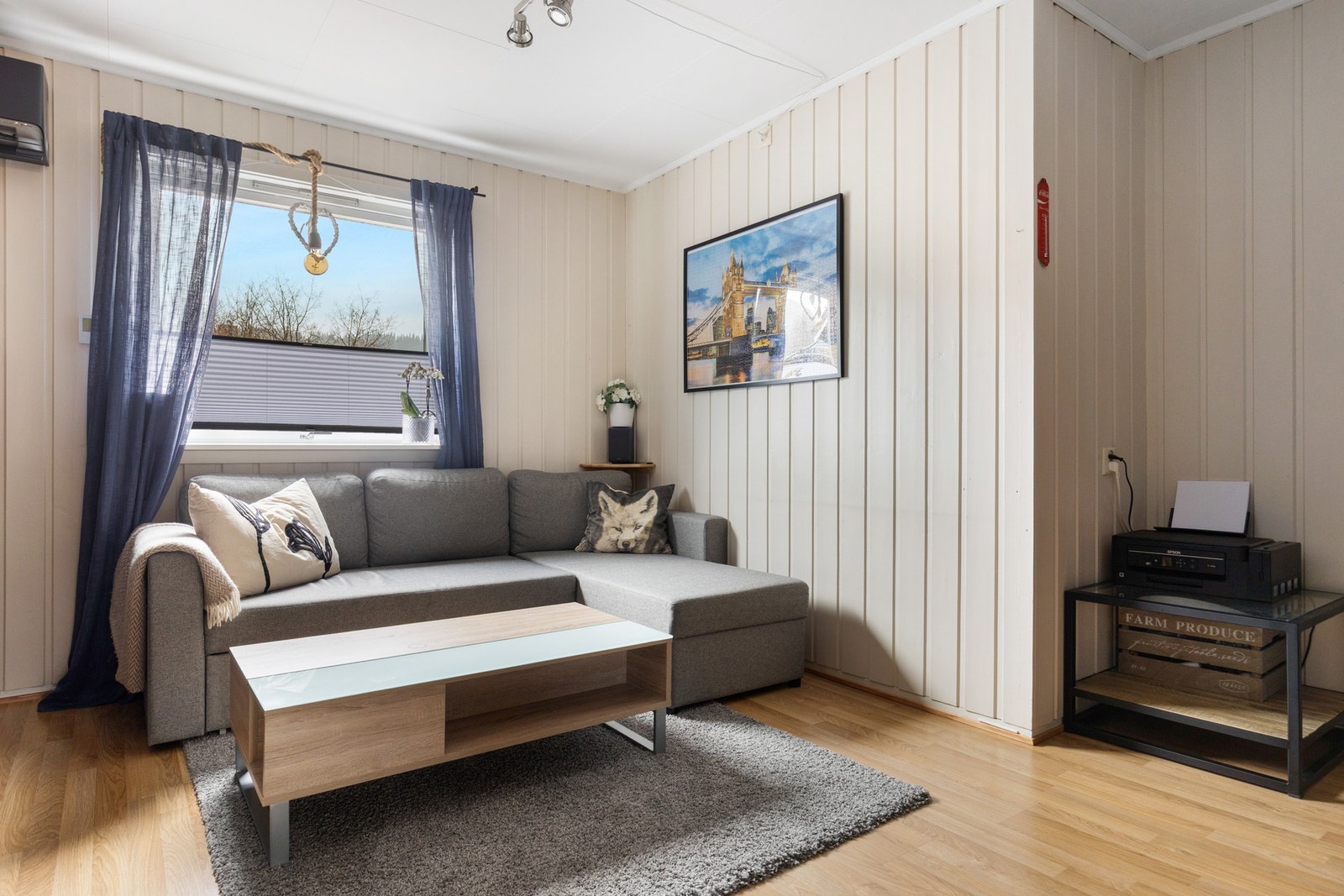 Innenfor stuen kommer man til tv-stuen - praktisk for den litt større familien Galleribilde