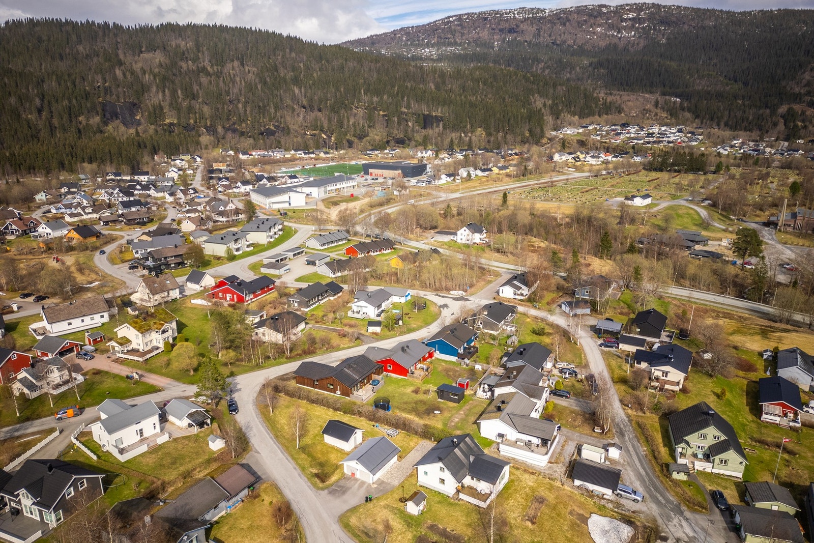 Skole, barnehage og fritidstilbud er innen kort avstand, og nabolaget oppleves som barnevennlig, oversiktlig og godt organisert Galleribilde