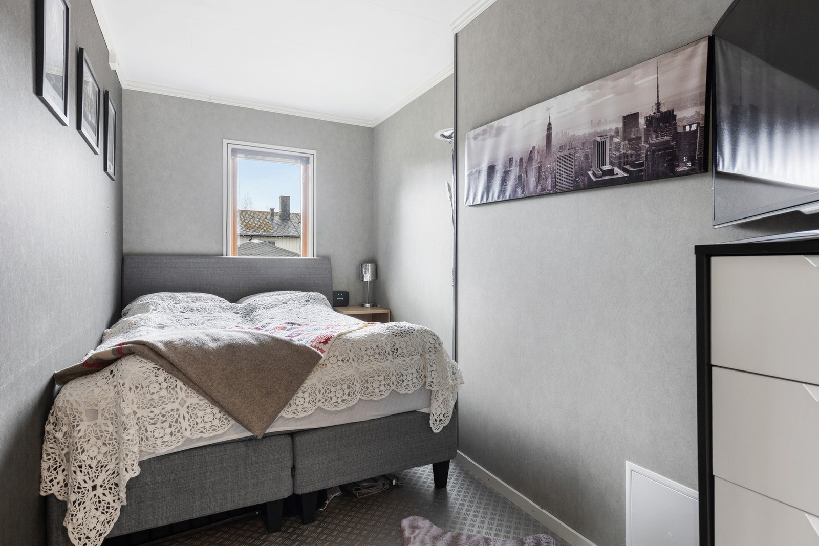 Plass til seng og garderobeløsning (rommet er omgjort fra bad og vaskerom, ikke søkt om) Galleribilde