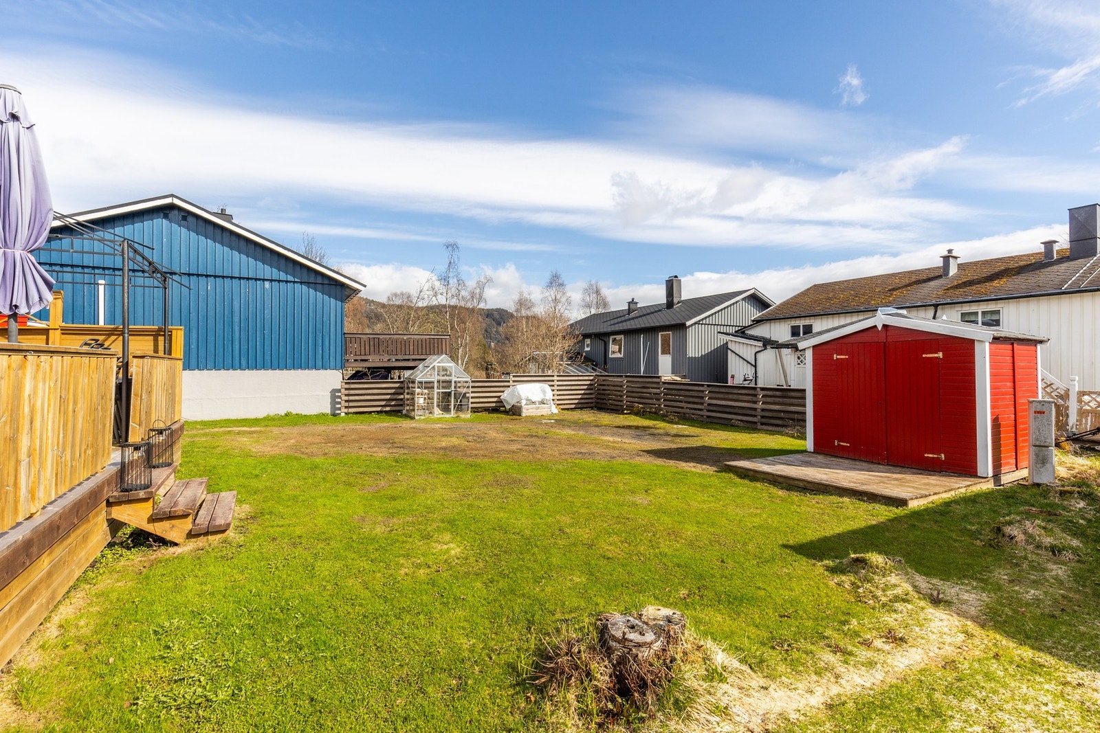 Her er det lett å se for seg lange sommerkvelder - et uteområde du faktisk får brukt, og solforholdene er upåklagelige Galleribilde