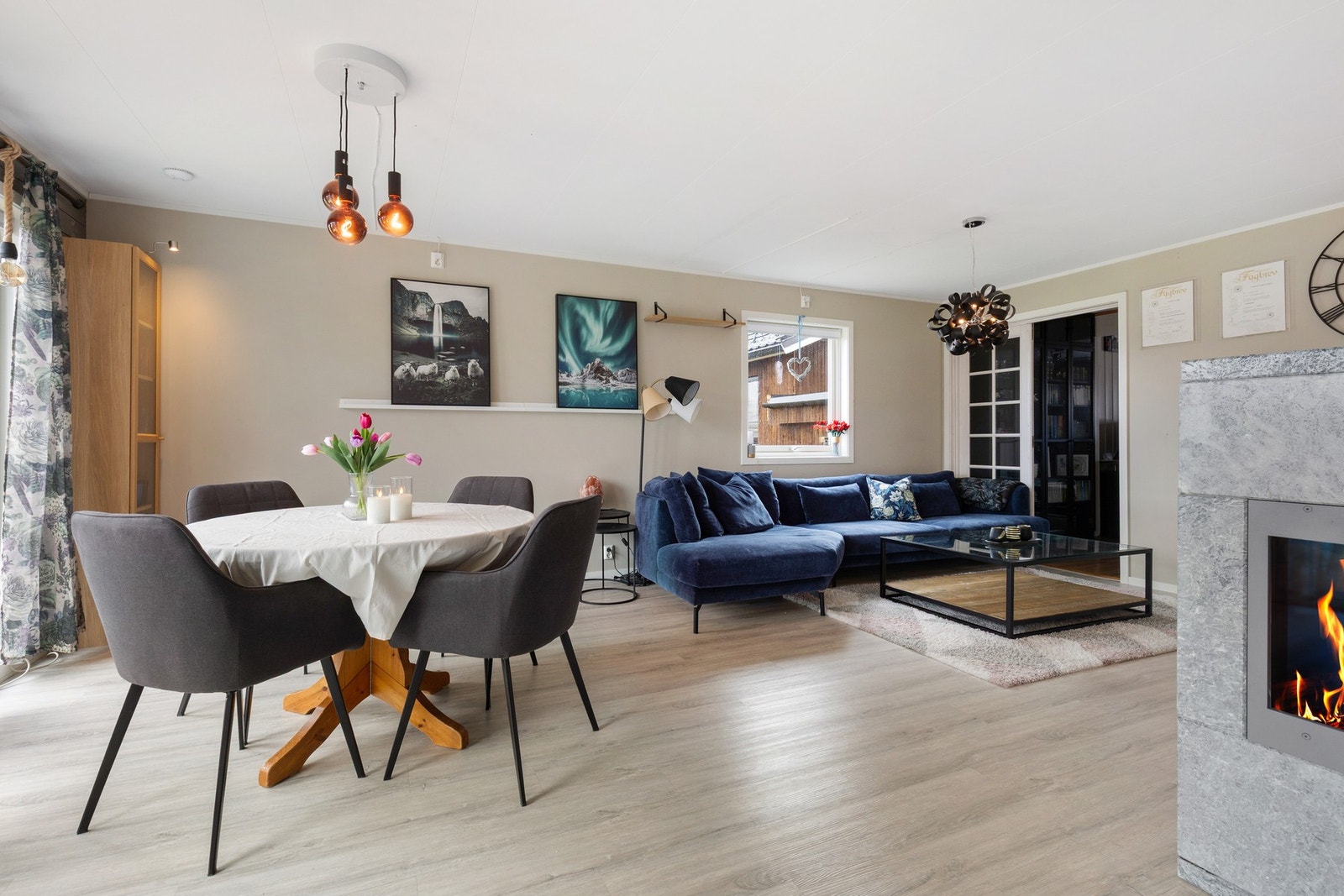 En lys og romslig stue med god plass til sofagruppe med tilhørende møblement Galleribilde