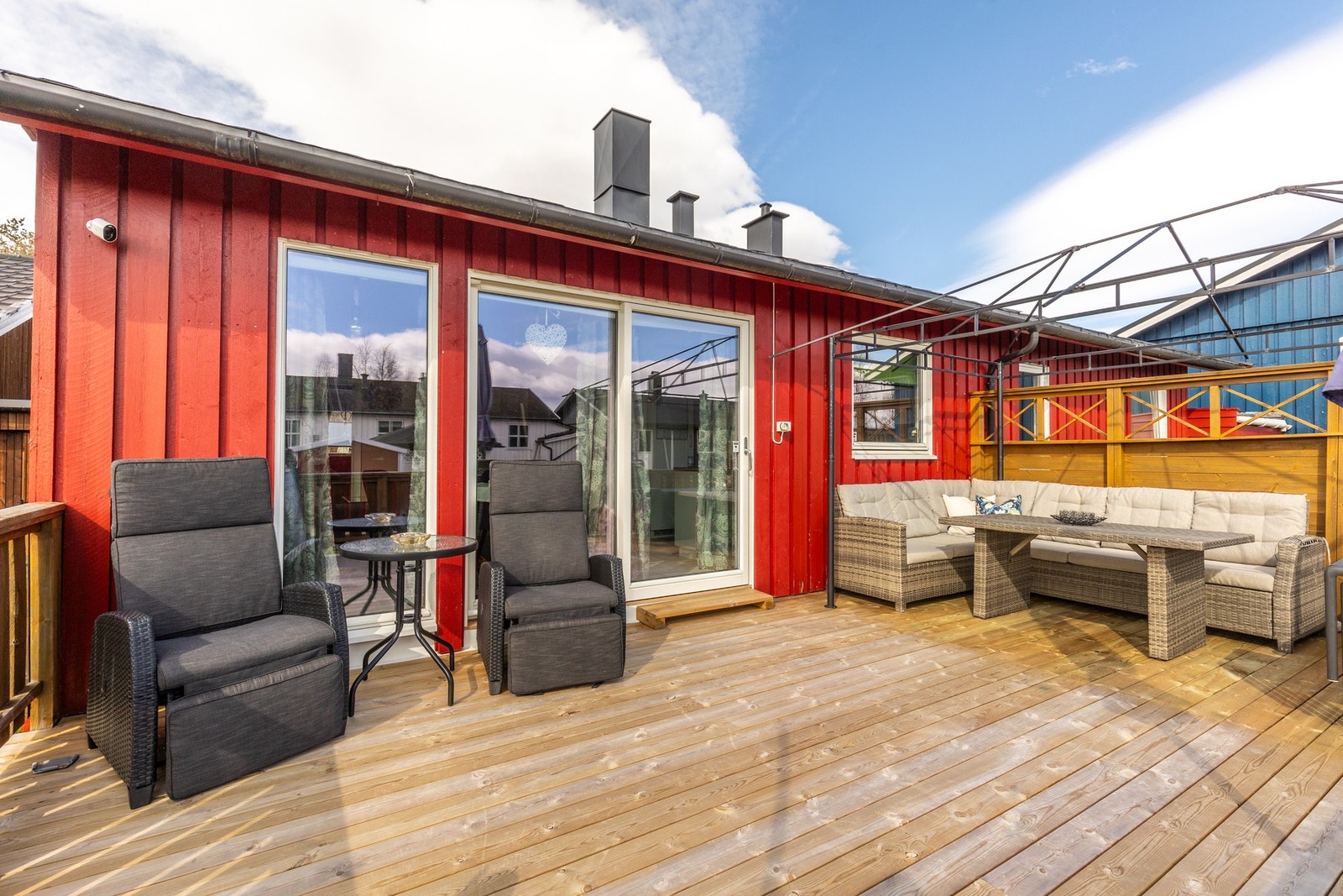 Terrassen rommer god plass til flere sittegrupper Galleribilde