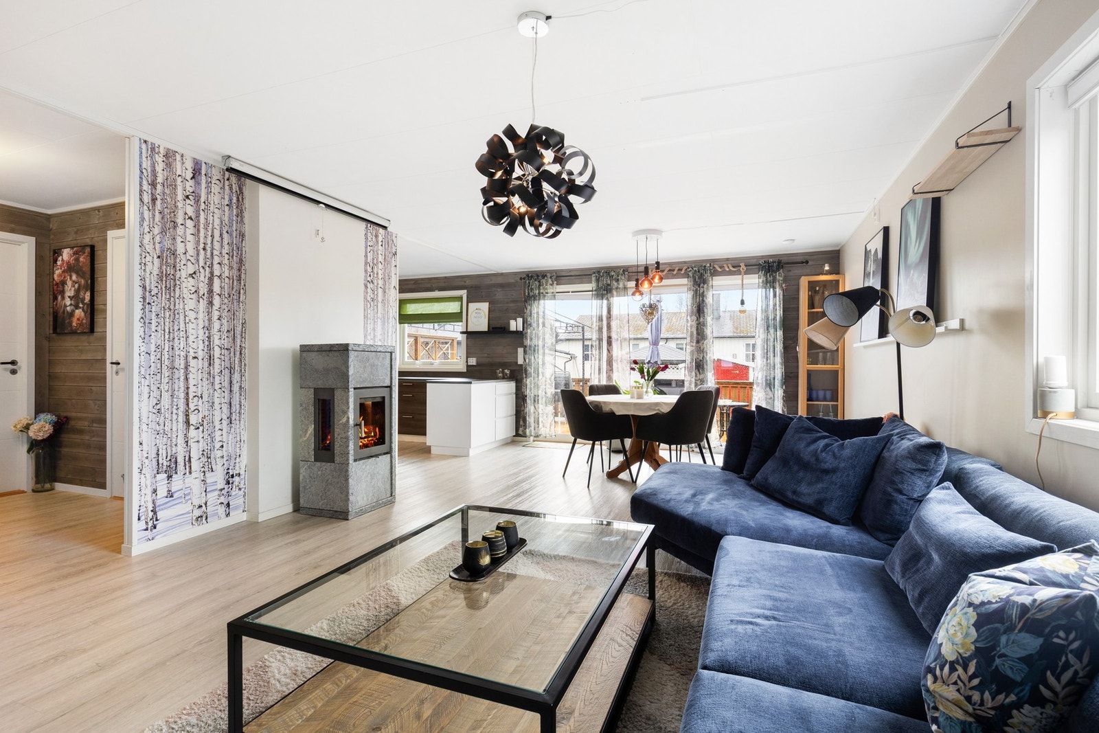 De store vindusflatene gir godt med naturlig lys inn i boligen Galleribilde