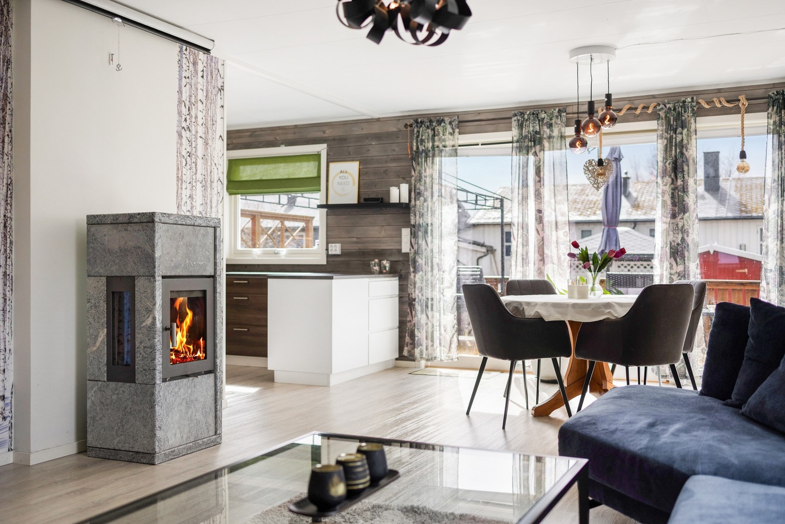 De store vindusflatene gr boligen godt med naturlig lys inn Galleribilde