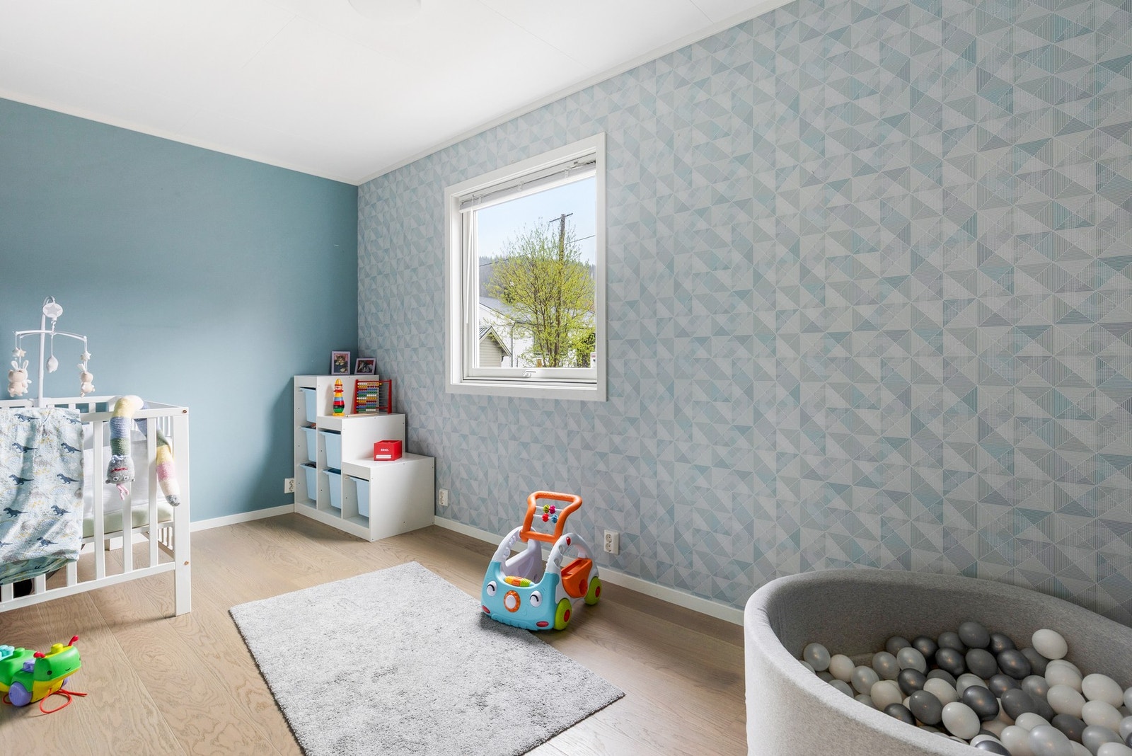 Alle rommene får godt med naturlig lys inn fra store vindusflater Galleribilde