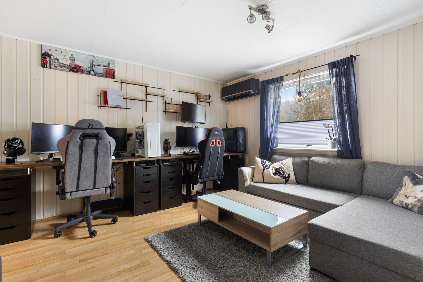 TV-stue med god planløsning og fleksible møblerings muligheter - tilpasset både sosialt samvær og egentid Galleribilde