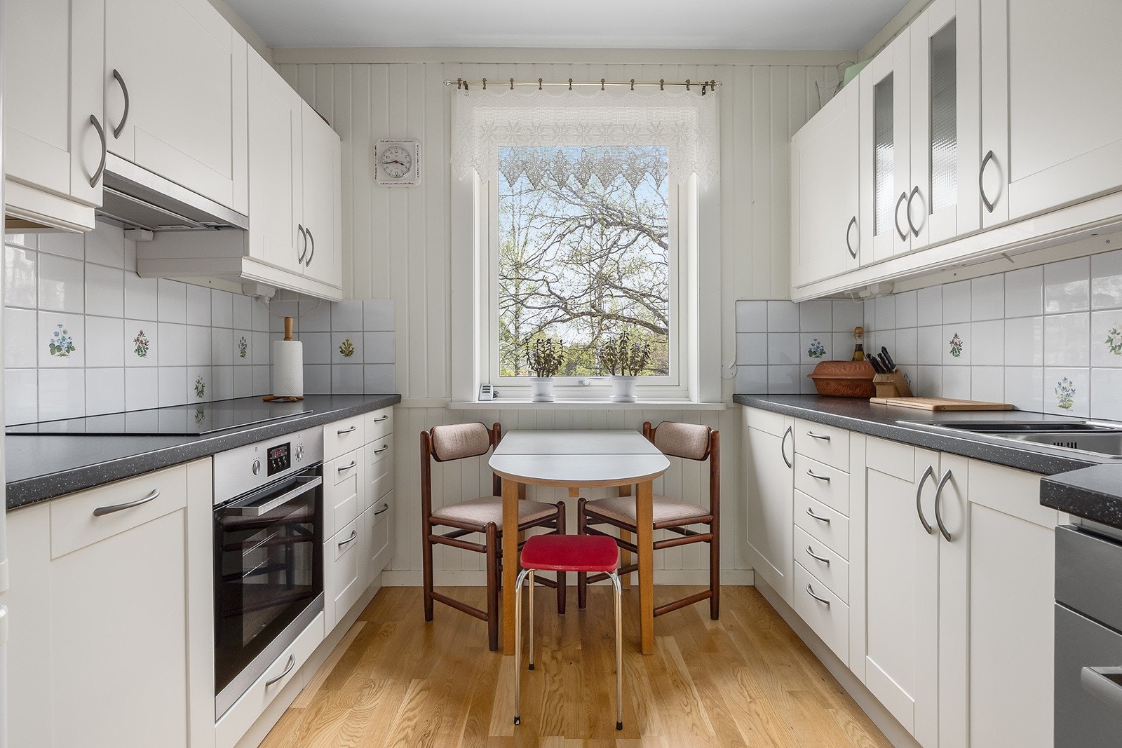 Hyggelig kjøkken med spiseplass Galleribilde