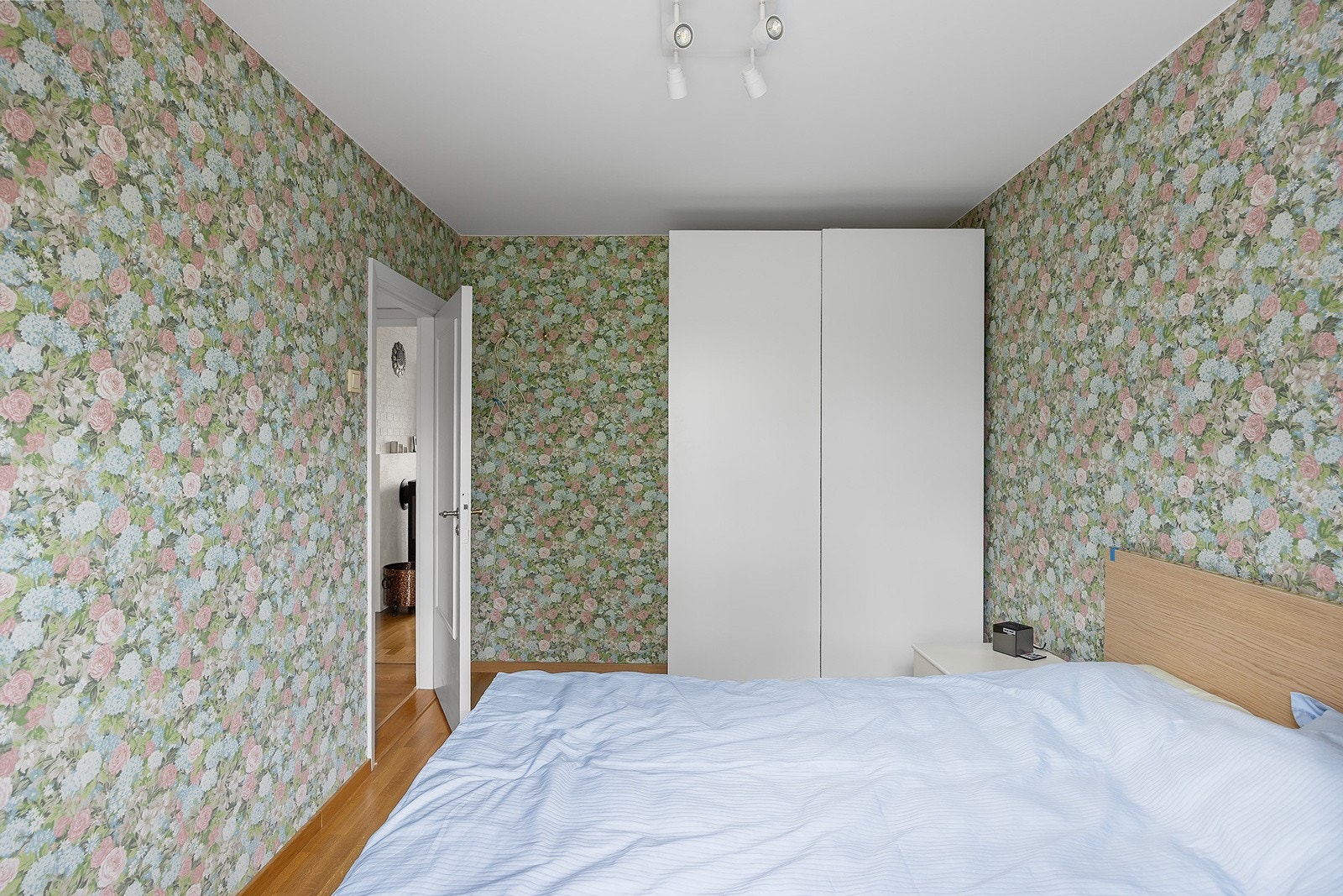 Soverom har garderobeskap Galleribilde