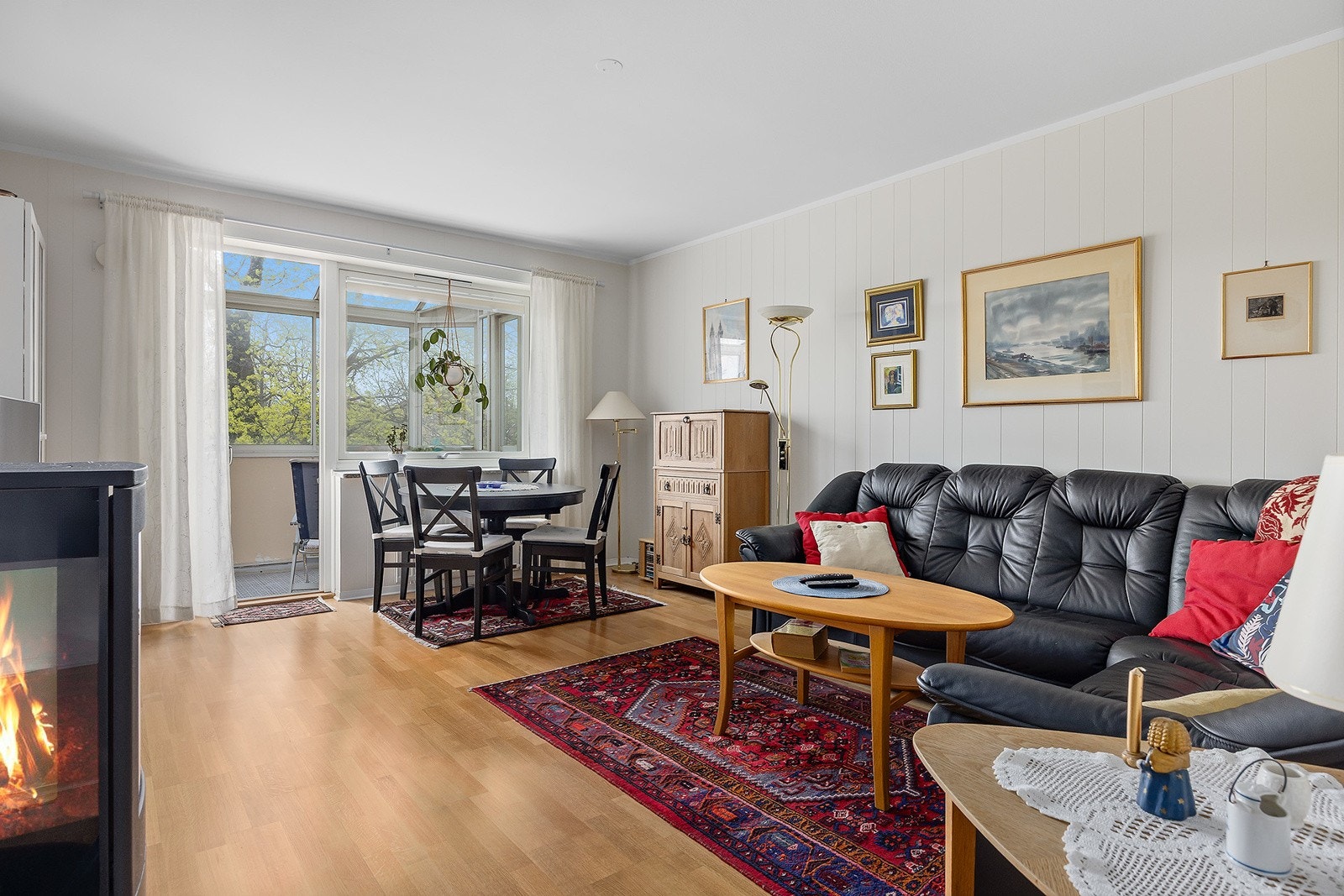 Romslig stue med god plass til sofagruppe og spisestue Galleribilde