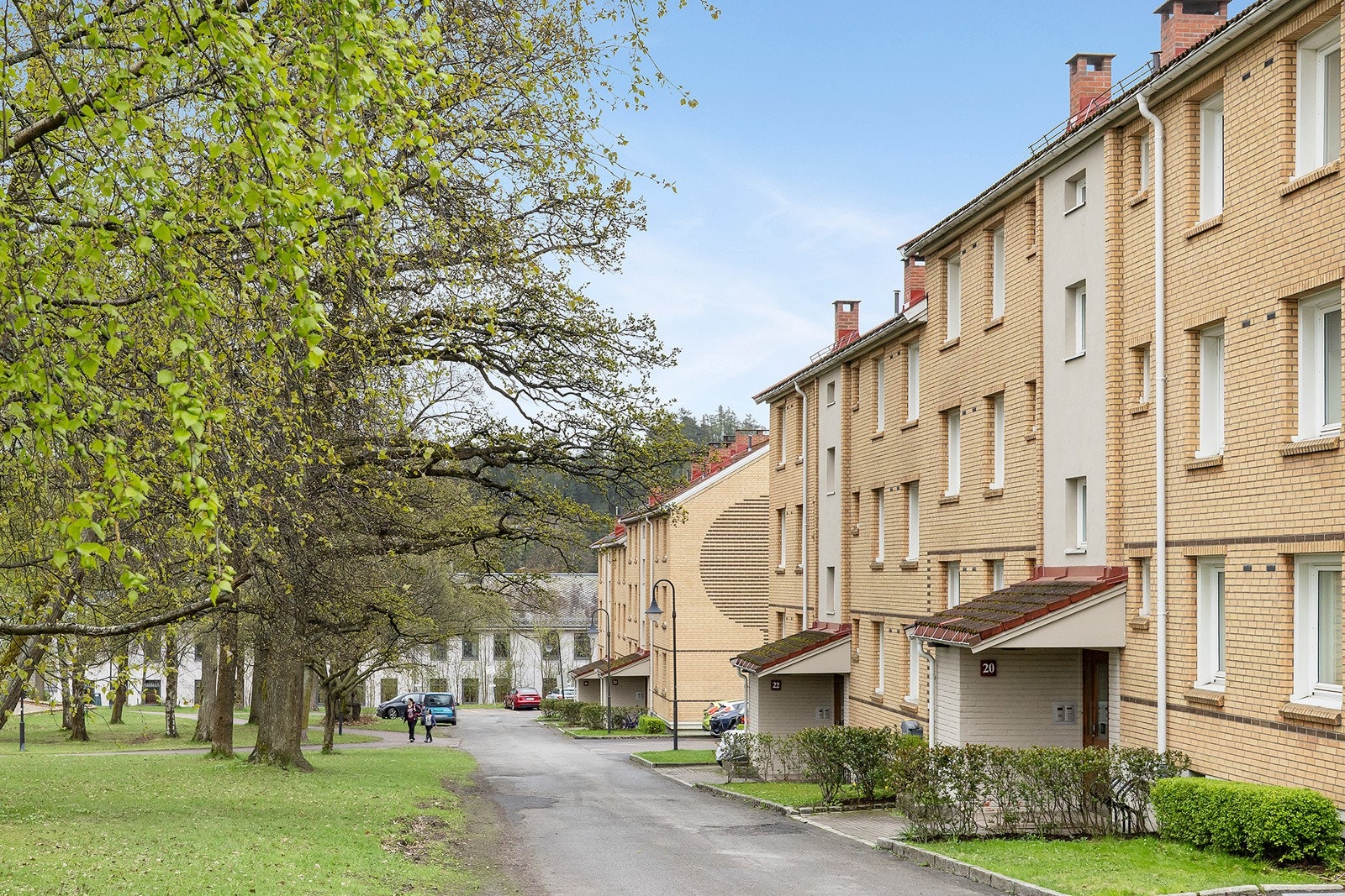 Fasade og pent opparbeidet uteområde Galleribilde