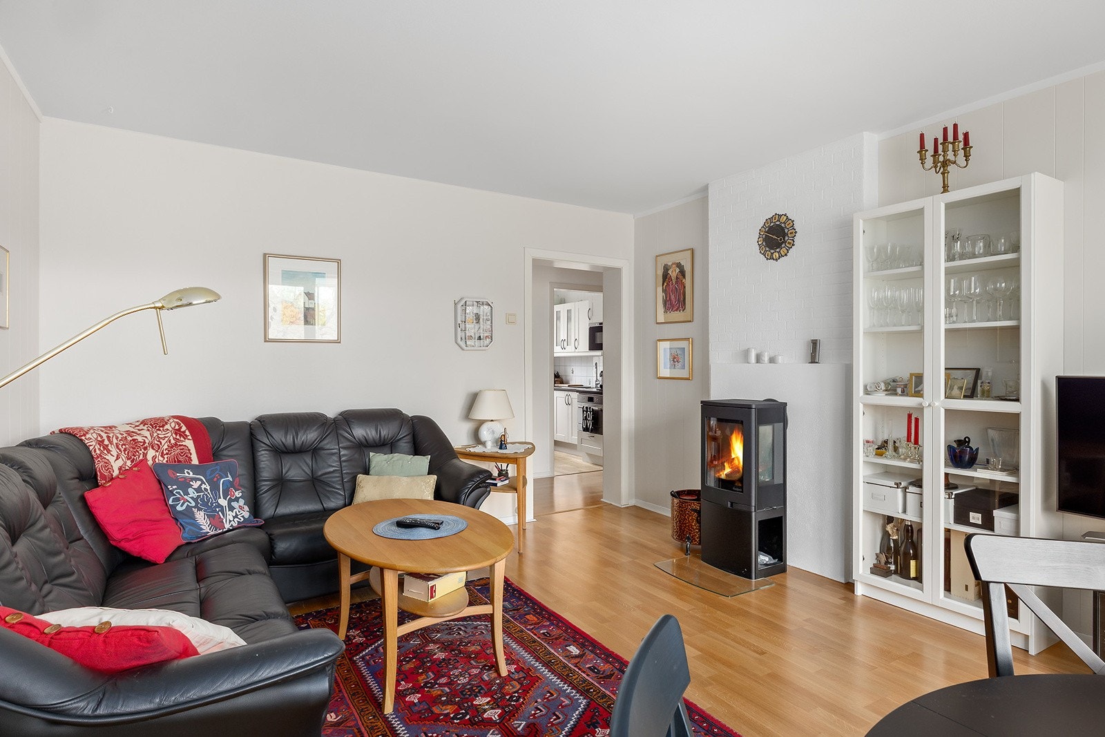 Stue med peisovn for hygge og kjølige dager Galleribilde