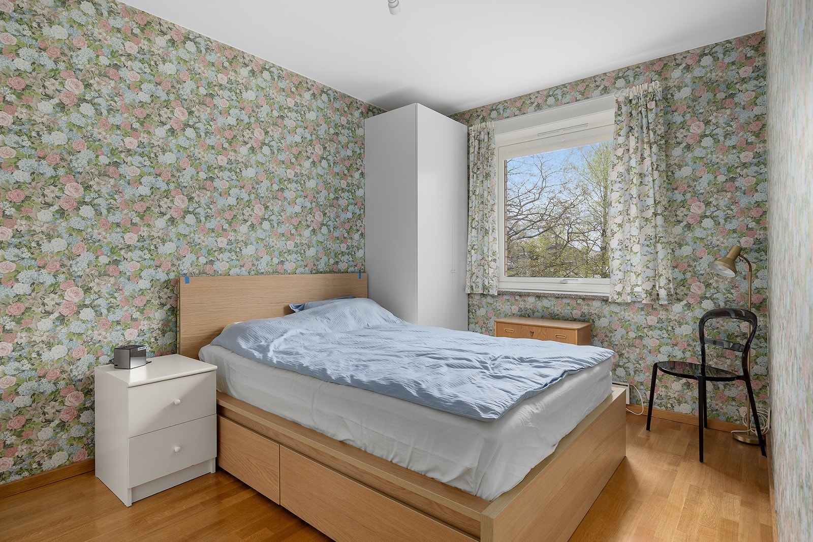 Soverom med plass til dobbeltseng og nattbord Galleribilde