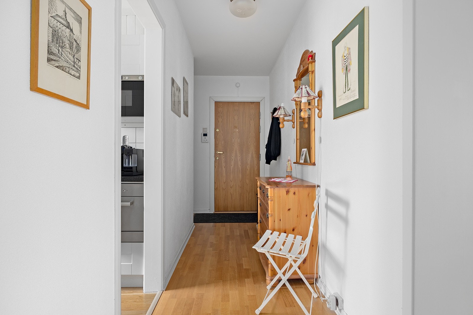 Entré med porttelefon og plass til yttertøy Galleribilde