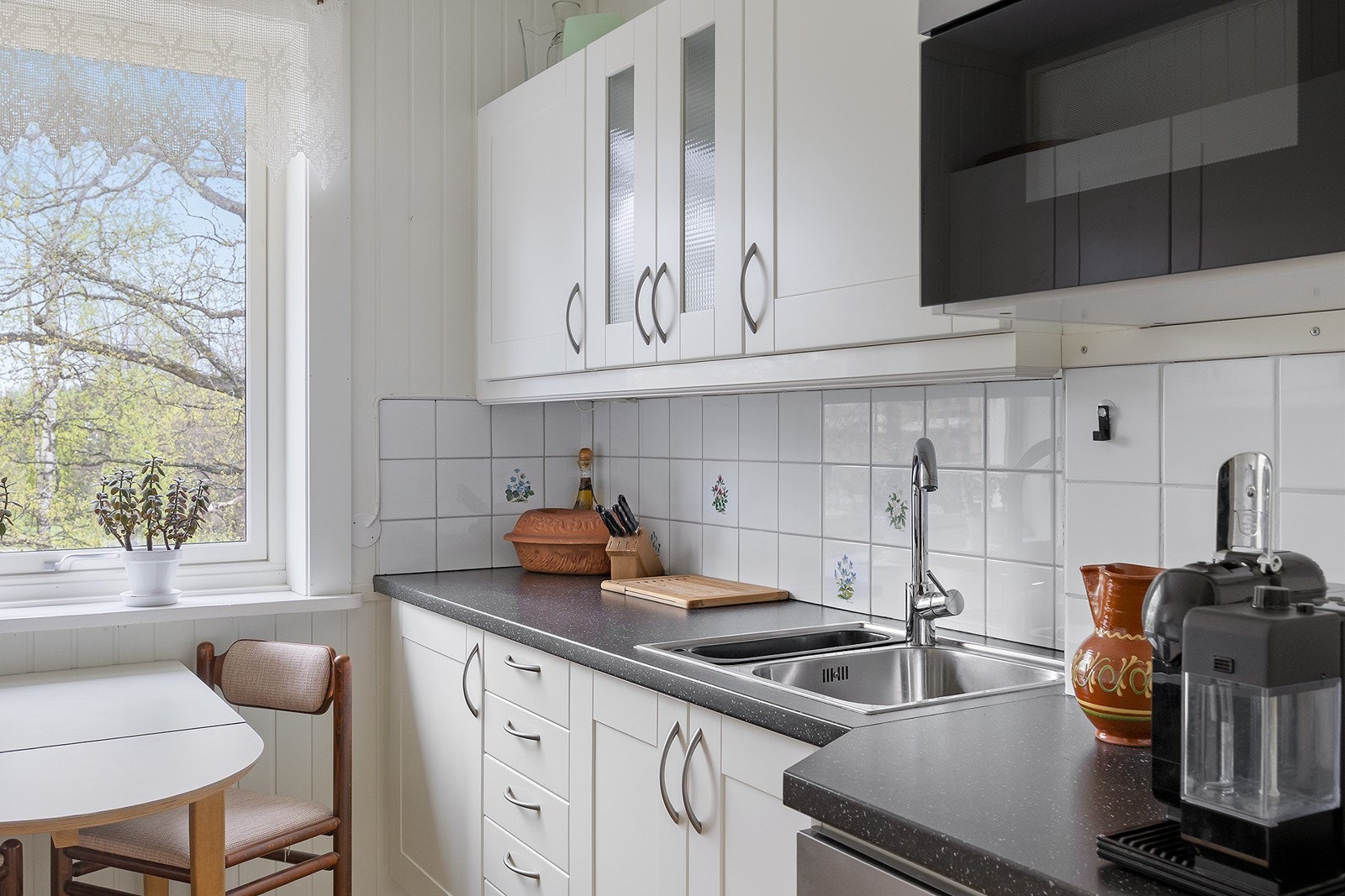 Kjøkken - godt med skap- og benkplass Galleribilde