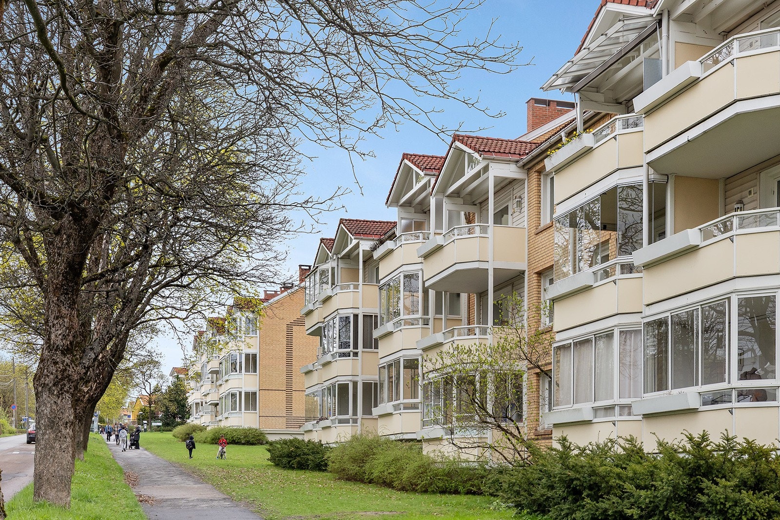 Fasade og pent opparbeidet uteområde Galleribilde