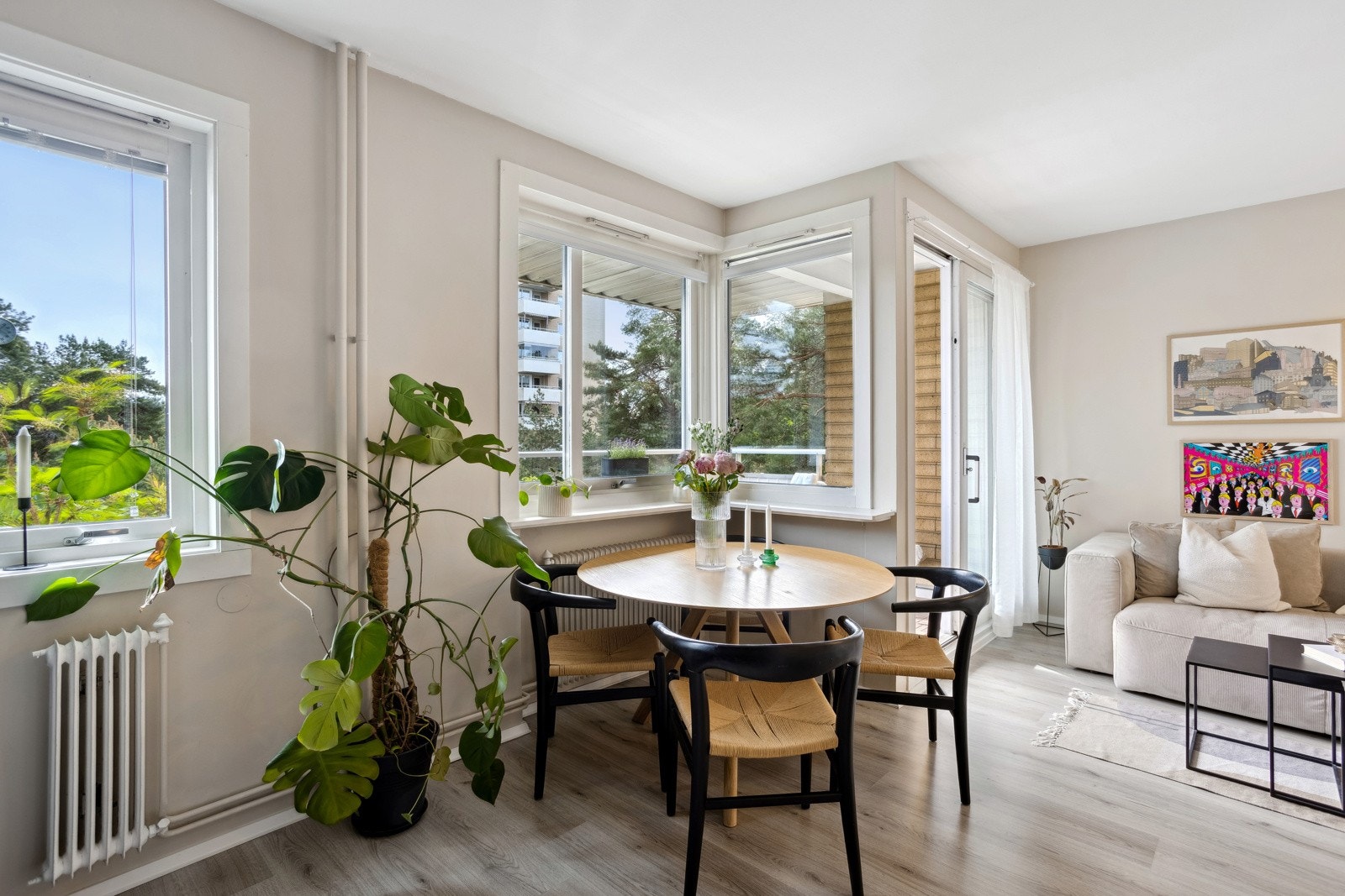 Fin plass til spisebord for hyggelige sammenkomster. Galleribilde