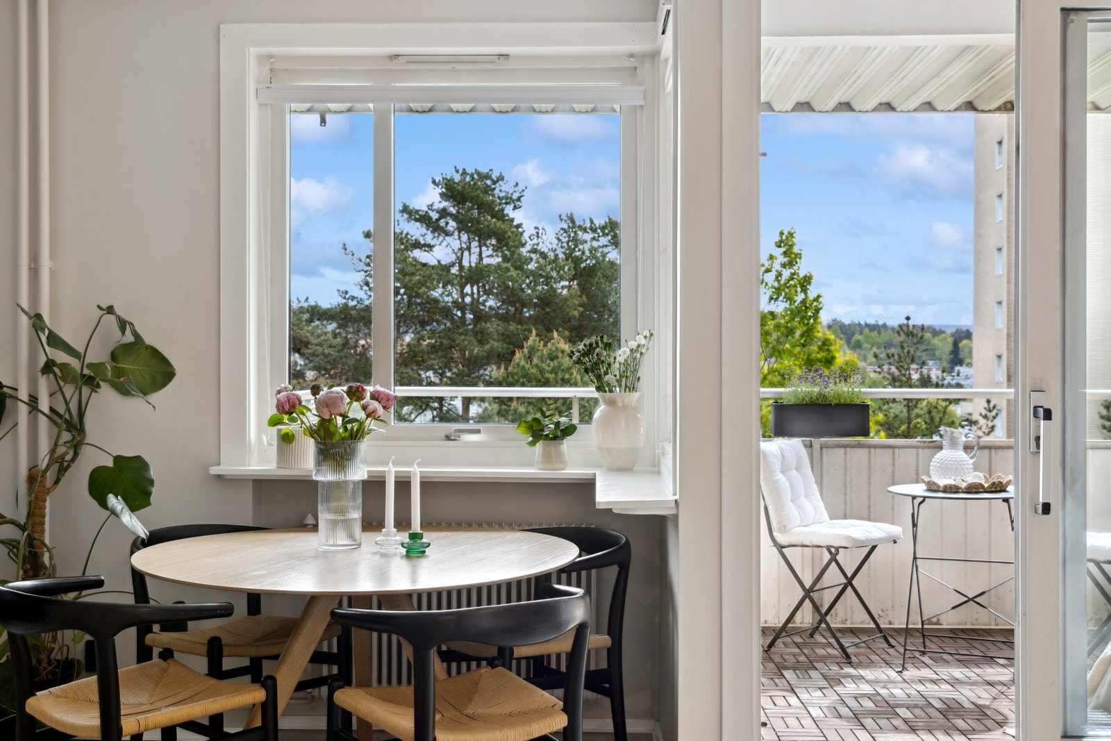 Vinduer som gir godt med lys inn. Galleribilde