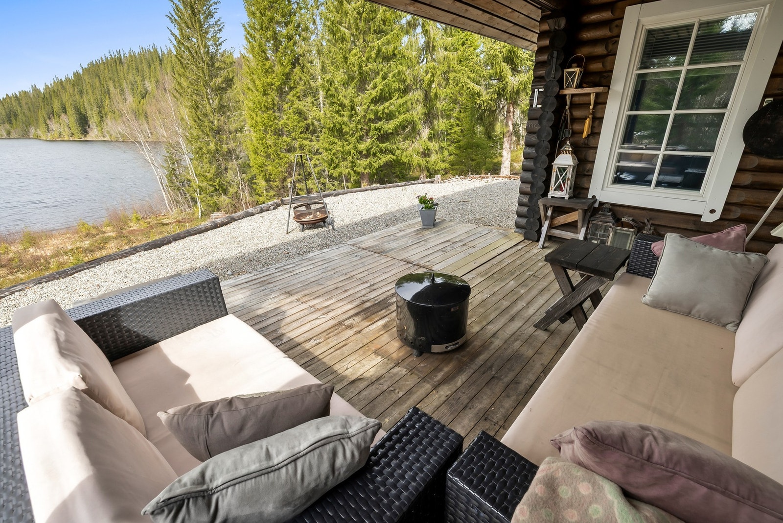 Koselig terrasseplatt med utsikt til trivelige uteomgivelser Galleribilde