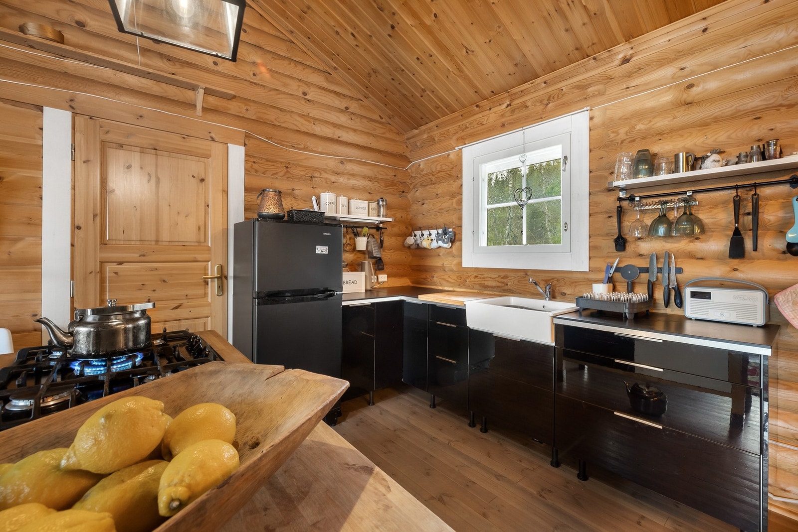 Mørkt og tidsriktig kjøkken i moderne hyttestil Galleribilde