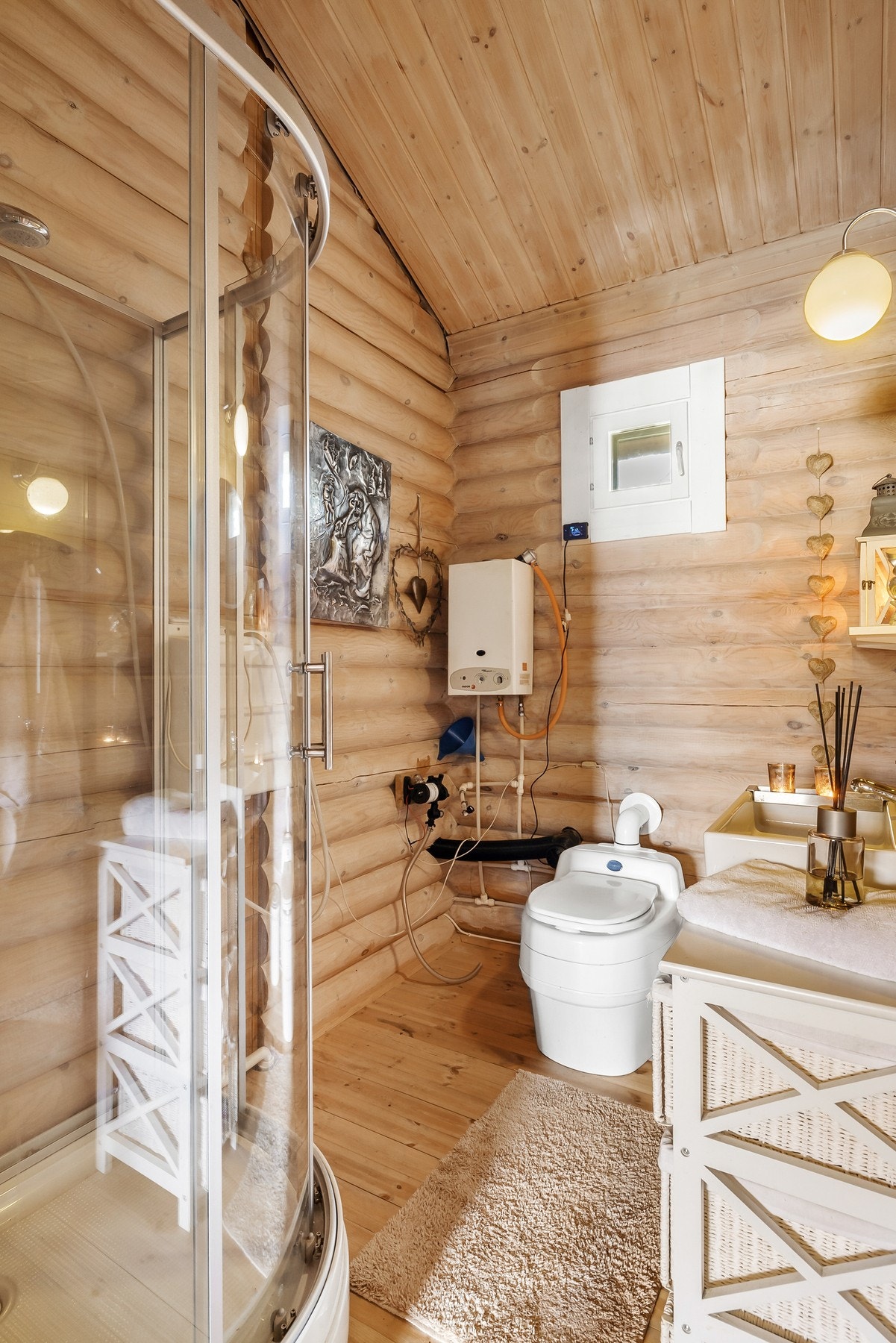 Dusjkabinett, hyttetoalett (biodo), servantskap, vannbeholder og gassvannvarmer Galleribilde