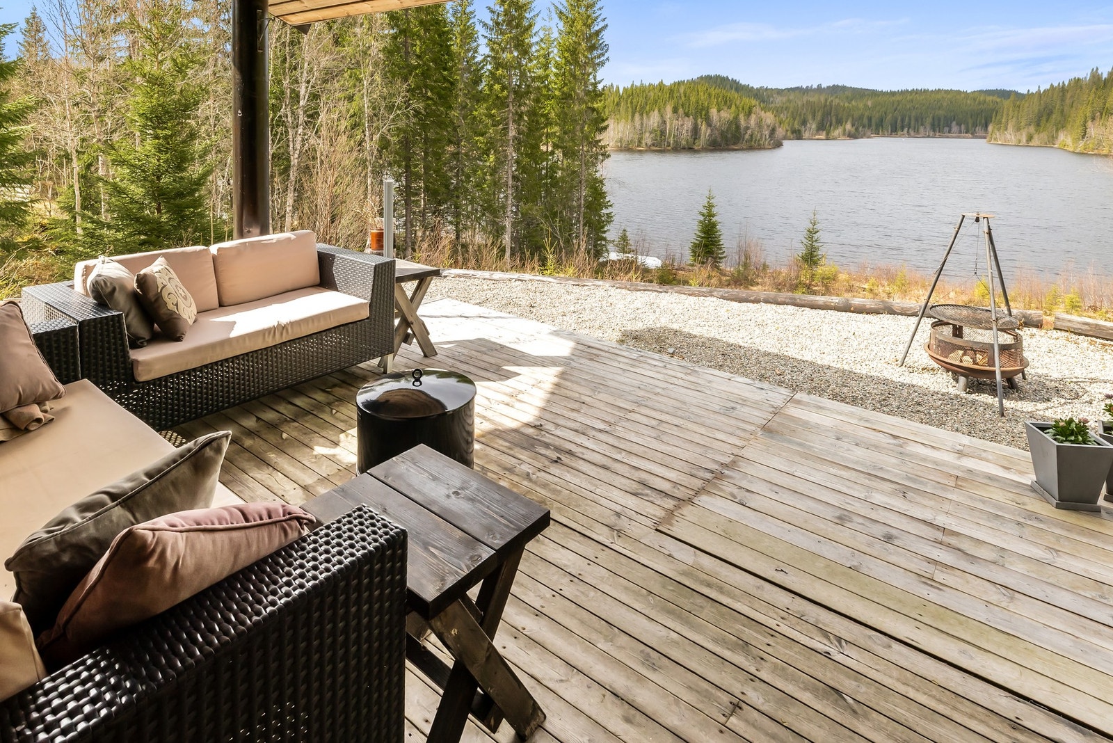 Solrik tomt med flott utsikt utover vannet Galleribilde