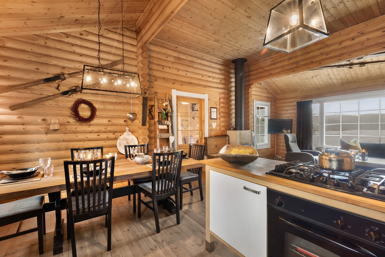 Velegnet sone for spisegruppe, et naturlig samlingspunkt for familien Galleribilde