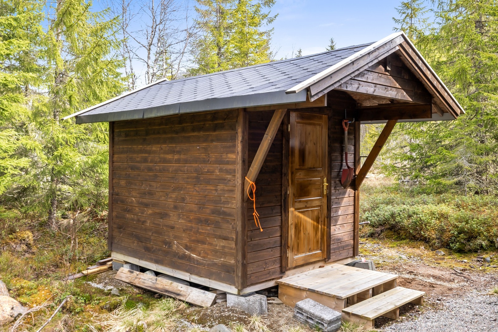 Praktisk uthus på ca 7 m2. Aggregat, solcelle og alt av inventar medfølger i salget Galleribilde