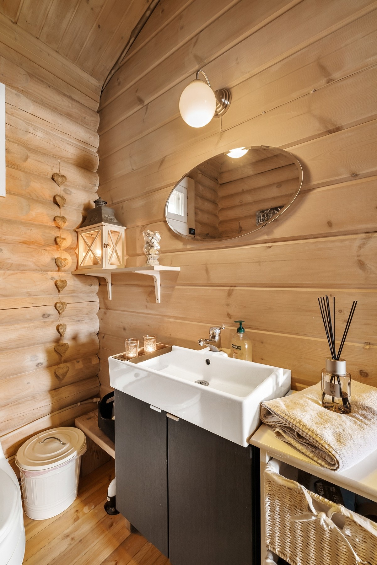 Avløp for gråvann føres i rør under hytta med utløp i terreng Galleribilde