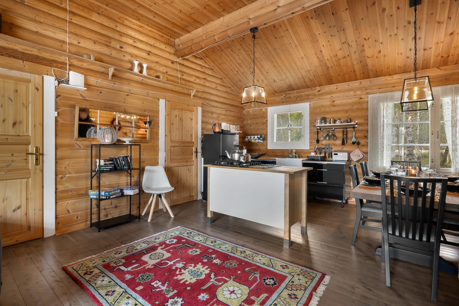 God romfølelse med åpen løsning til kjøkken/stue Galleribilde