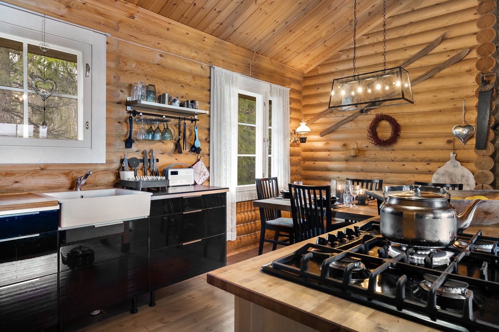 Egen kjøkkenøy med heltre benkeplate og nedfelt gassbluss Galleribilde