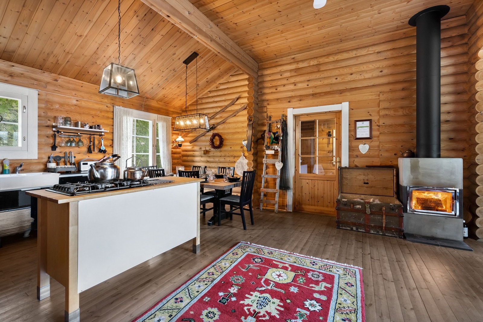 Her møter vi en lun og koselig hytte med tradisjonelt hyttepreg Galleribilde