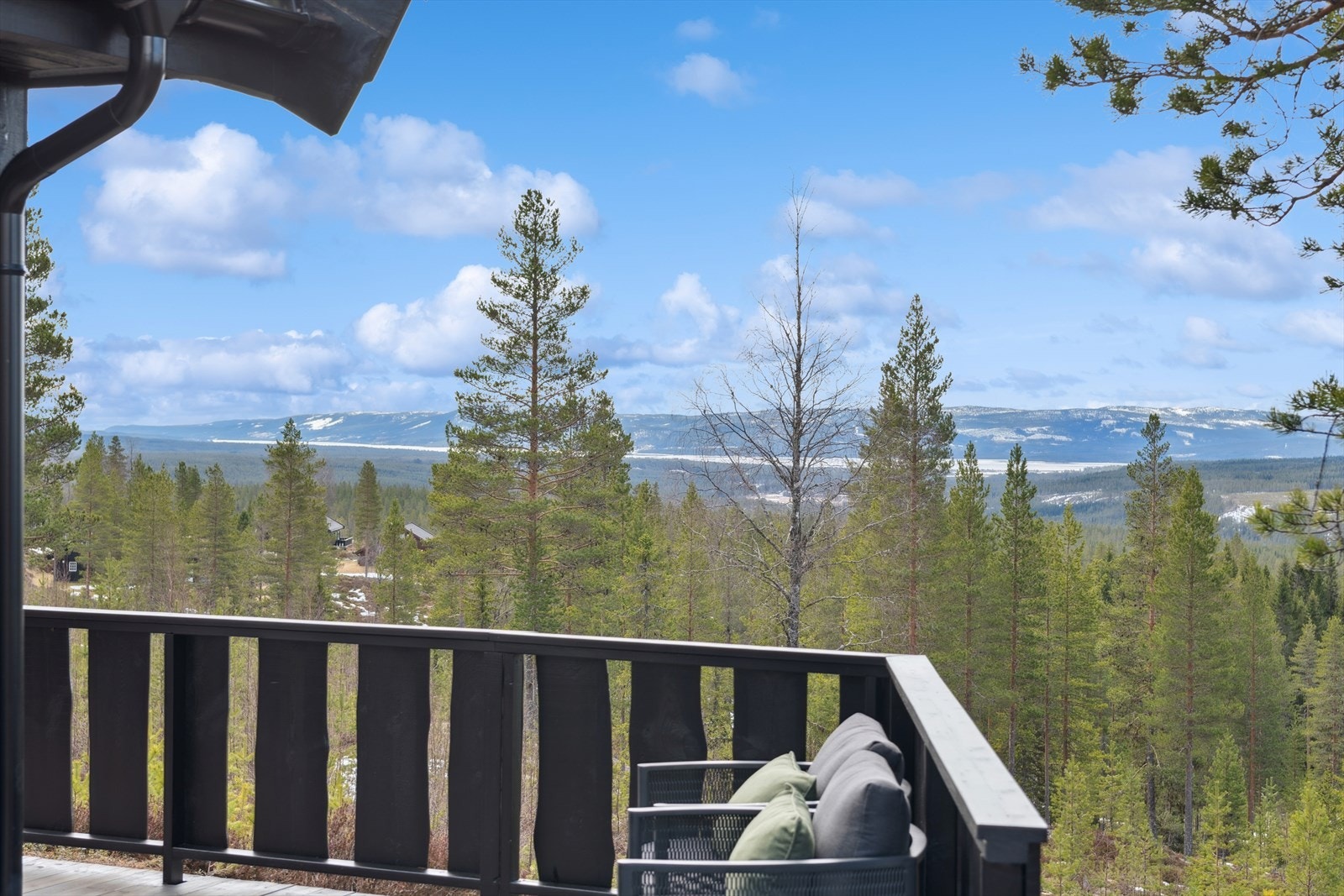 Utsikt fra terrassen mot omkringliggende naturområder Galleribilde