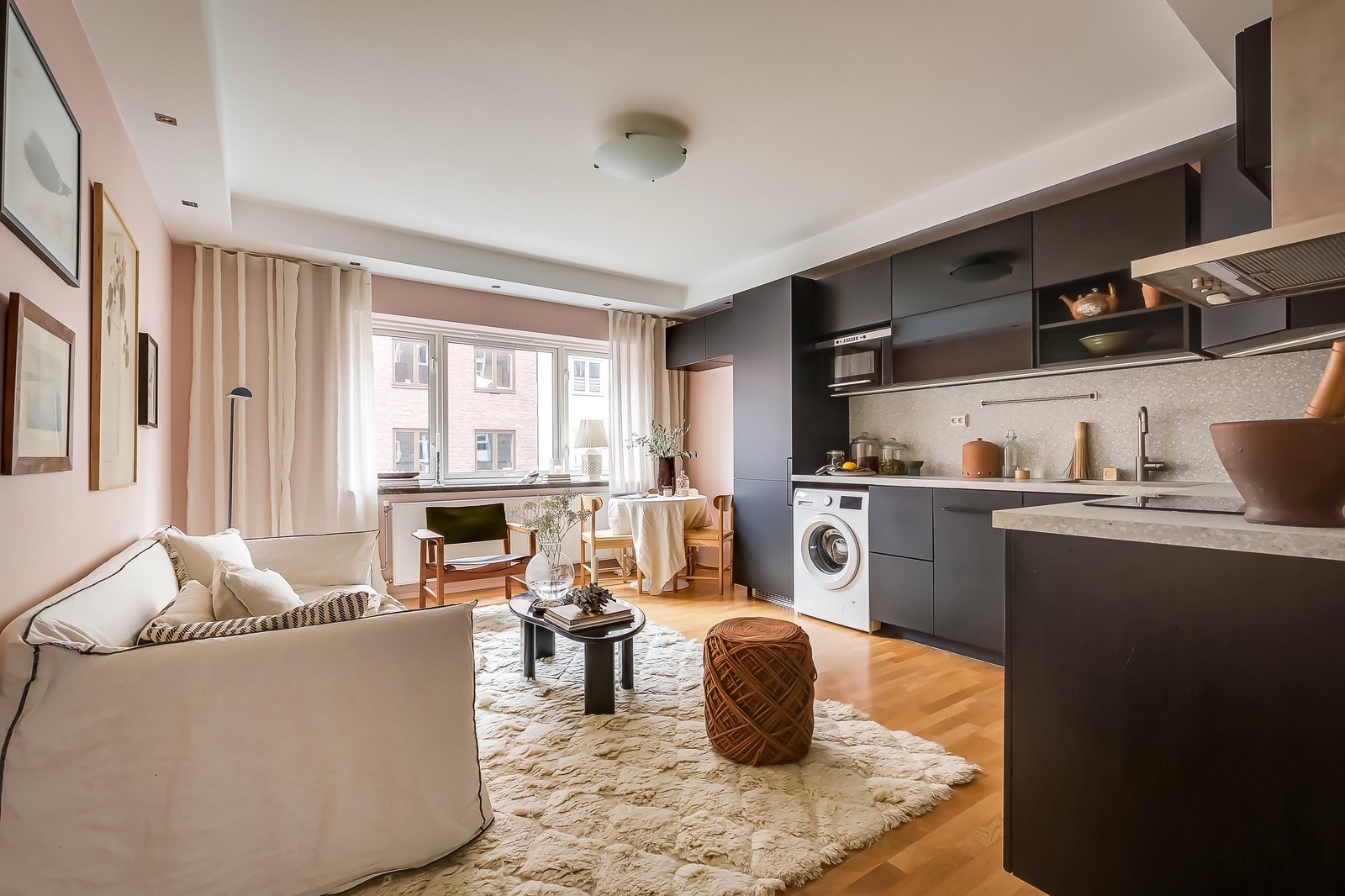 Åpen løsning mellom stue og kjøkken. Galleribilde