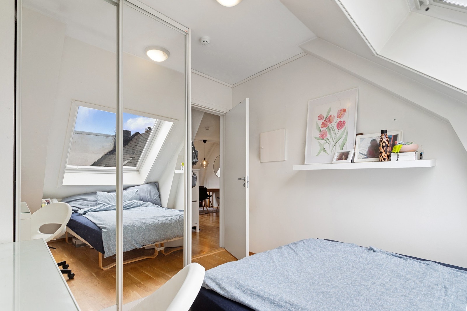 Her har man også en praktisk skyvedørsgarderobe. Galleribilde