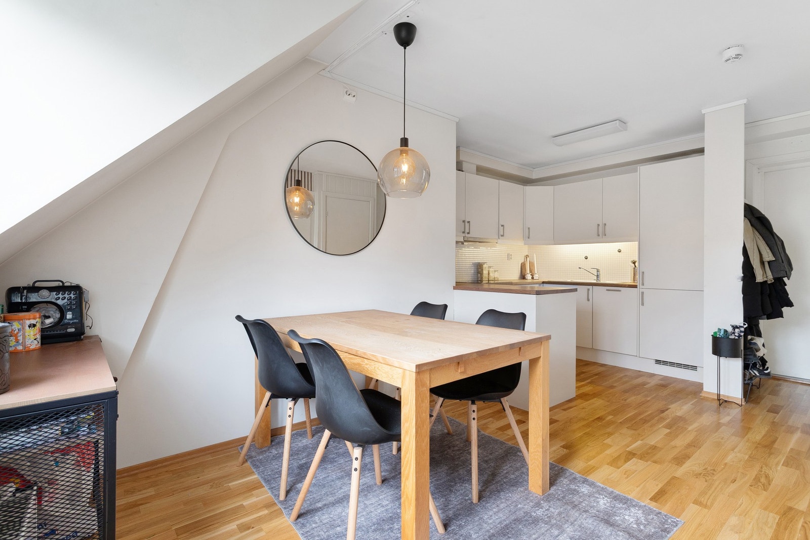 På stuen har man plass til sittegruppe eller spisegruppe av god størrelse. Galleribilde