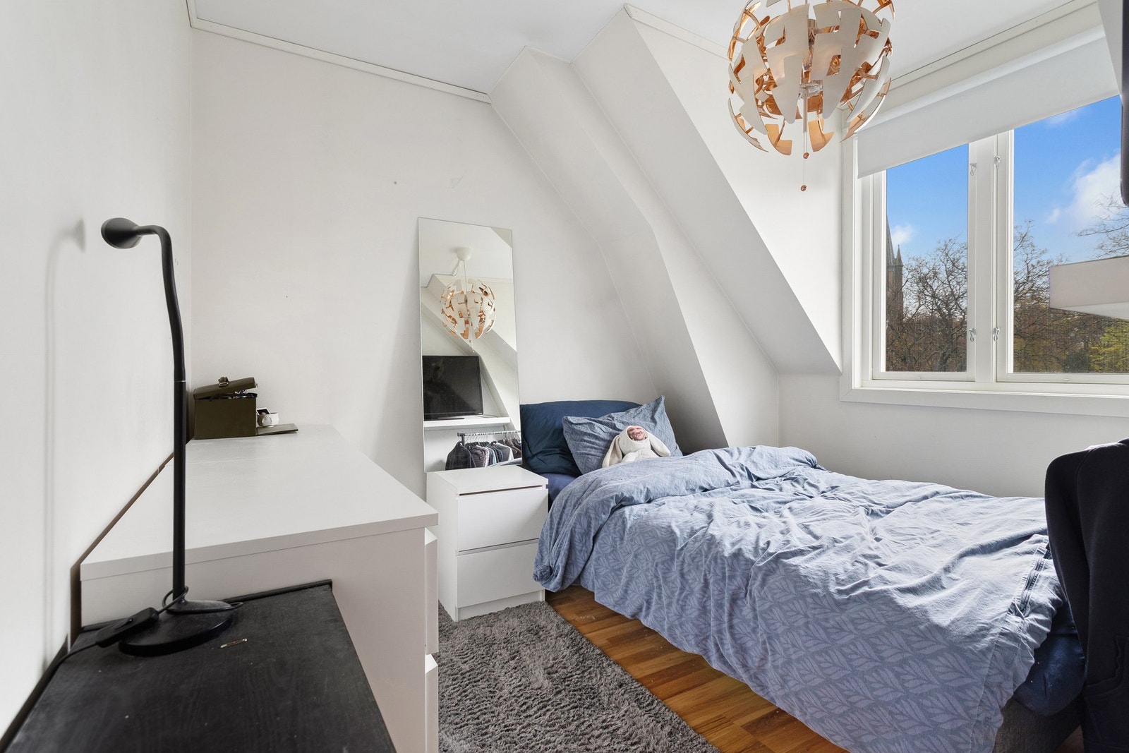 Soverom 1 er på 6,8m² med god plass til ønsket soveromsmøblement. Galleribilde