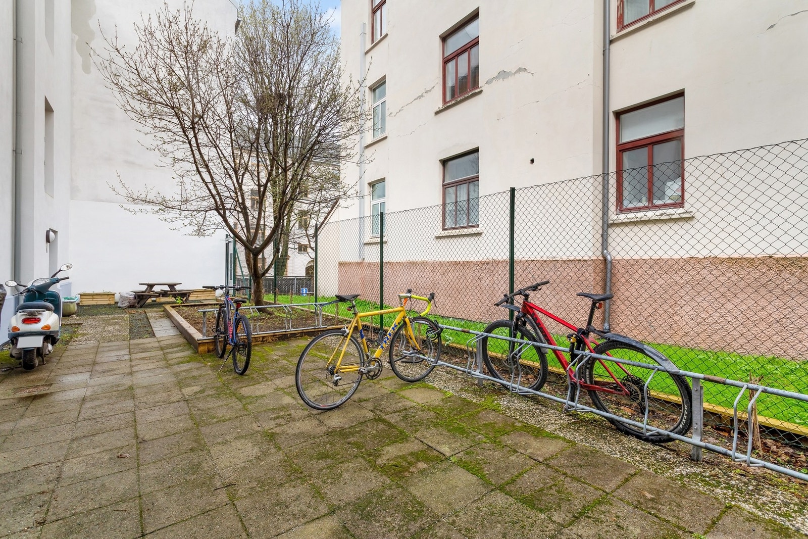 Felles sykkelparkering i bakgården. Galleribilde