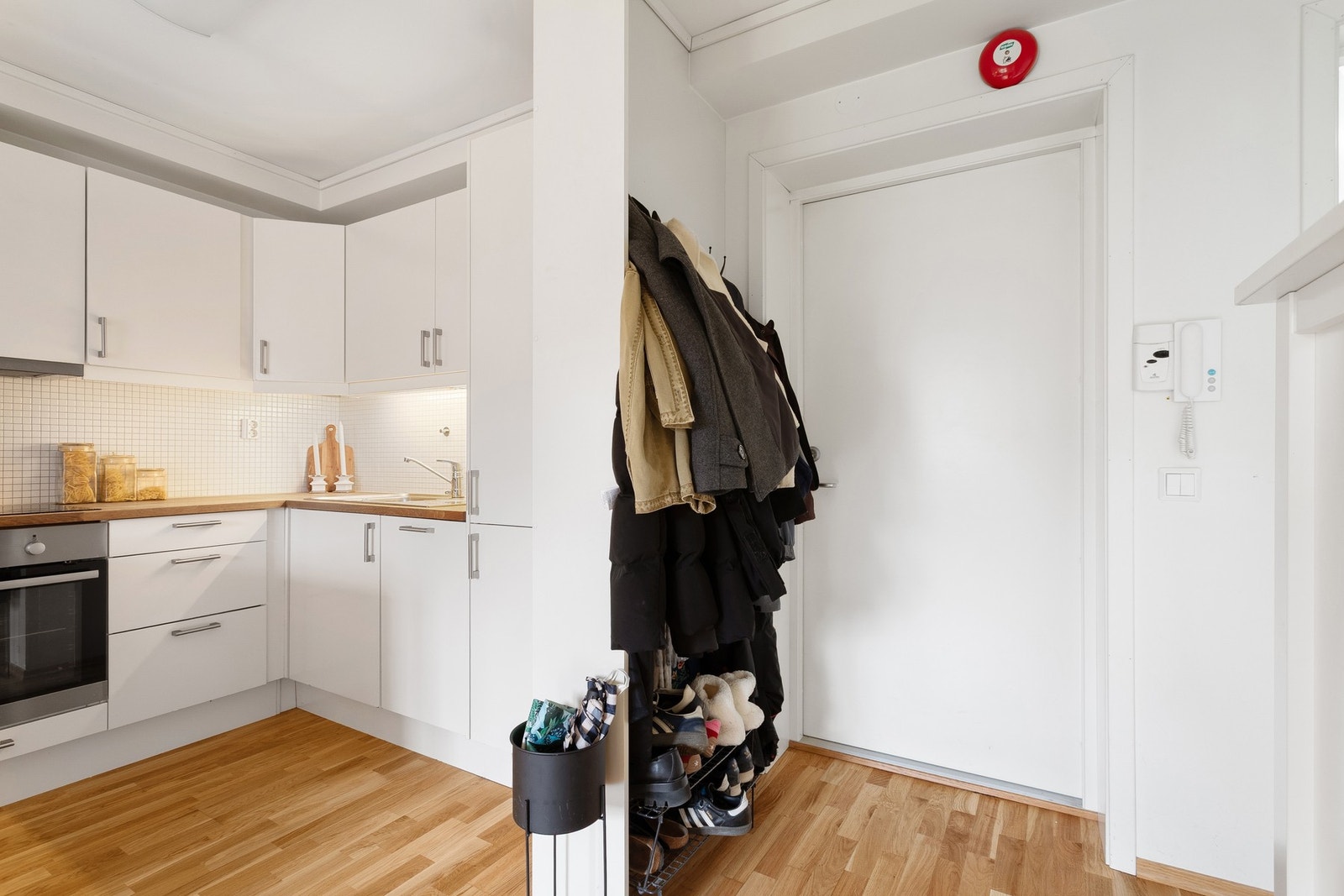 Innvendige overflater ble oppusset i 2013. Det er parkett på gulv, malte flater på vegger, malt flate i himling. Galleribilde