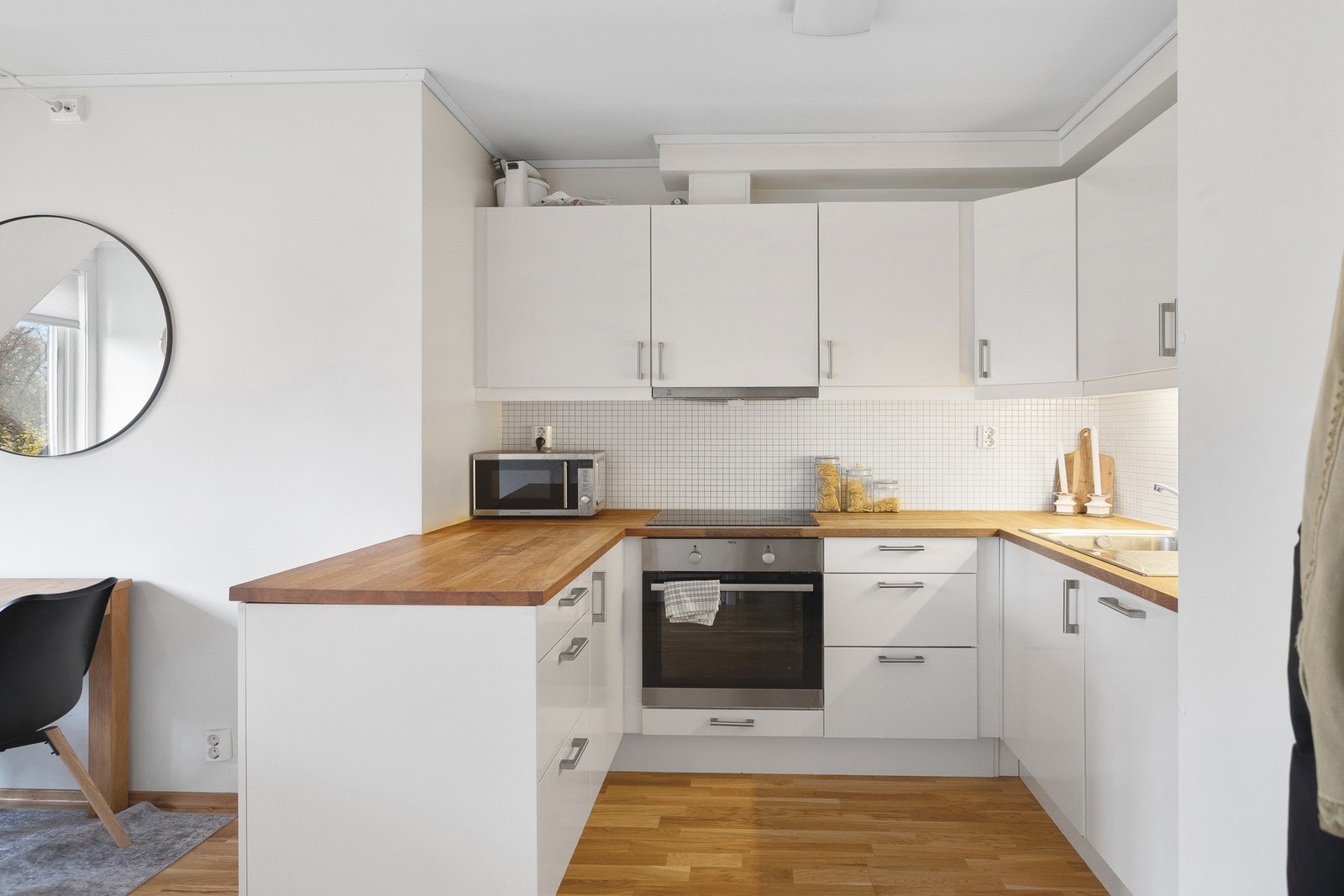 Her har man bl.a integrert platetopp, stekeovn, kjøl/fryseskap og oppvaskmaskin Galleribilde