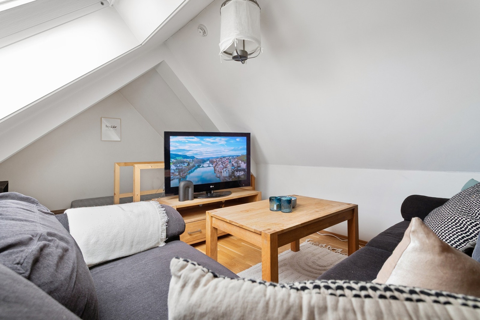 Store vindusflater som gir rikelig med naturlig lysinnslipp. Bod (ulovlig innredet som loftstue, og har ikke tilfredsstillende rømning, se pkt. "andre relevante opplysninger") Galleribilde