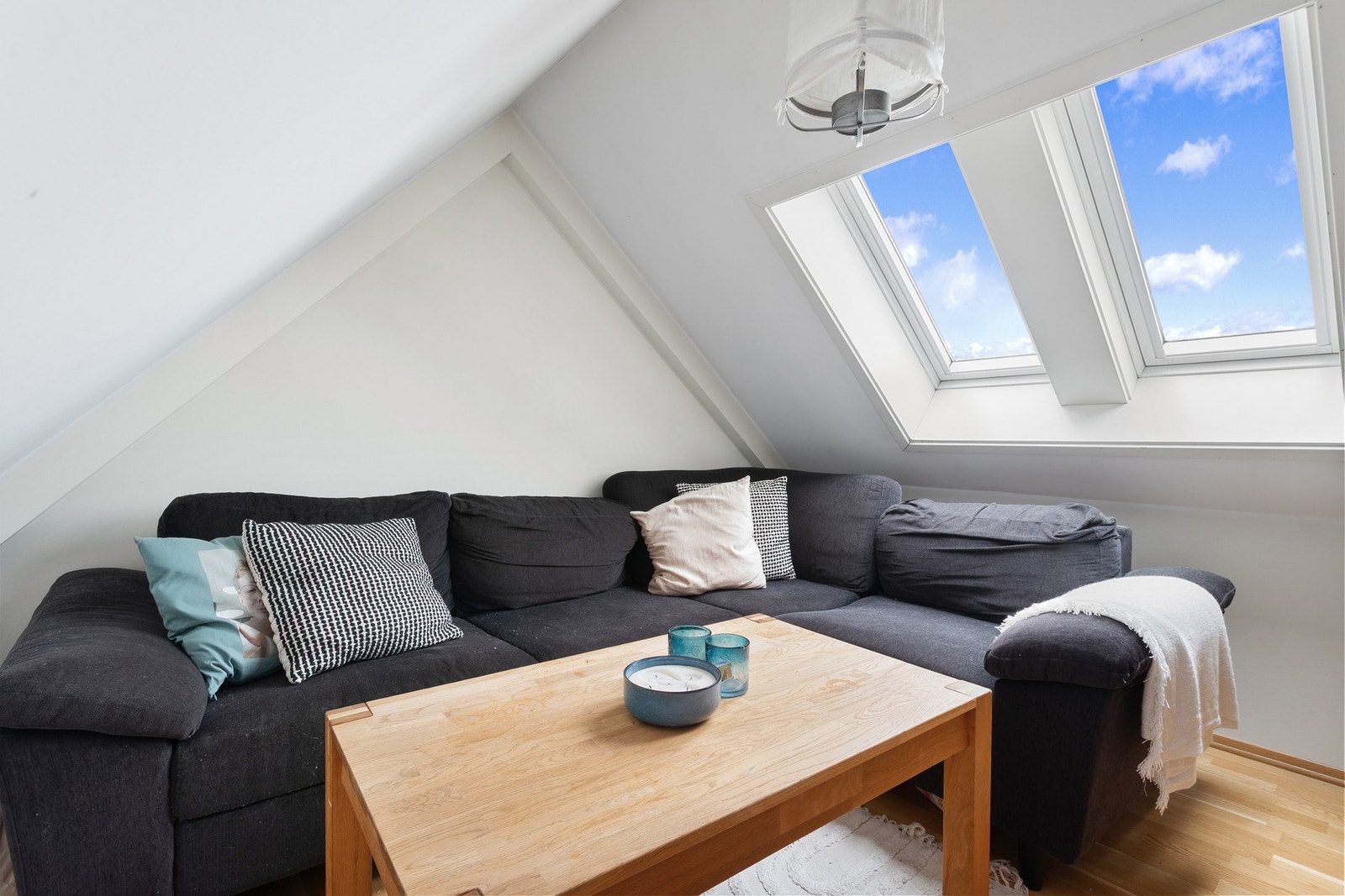 Romslig bod på 9m² (ulovlig innredet som loftstue, og har ikke tilfredsstillende rømning, se pkt. "andre relevante opplysninger") Galleribilde