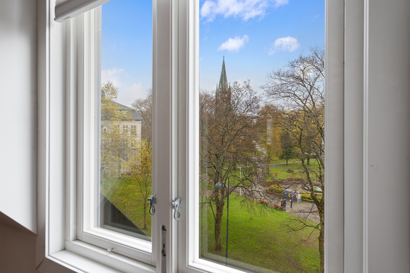 Fra leiligheten har man utsikt ned mot Lademoparken. Galleribilde