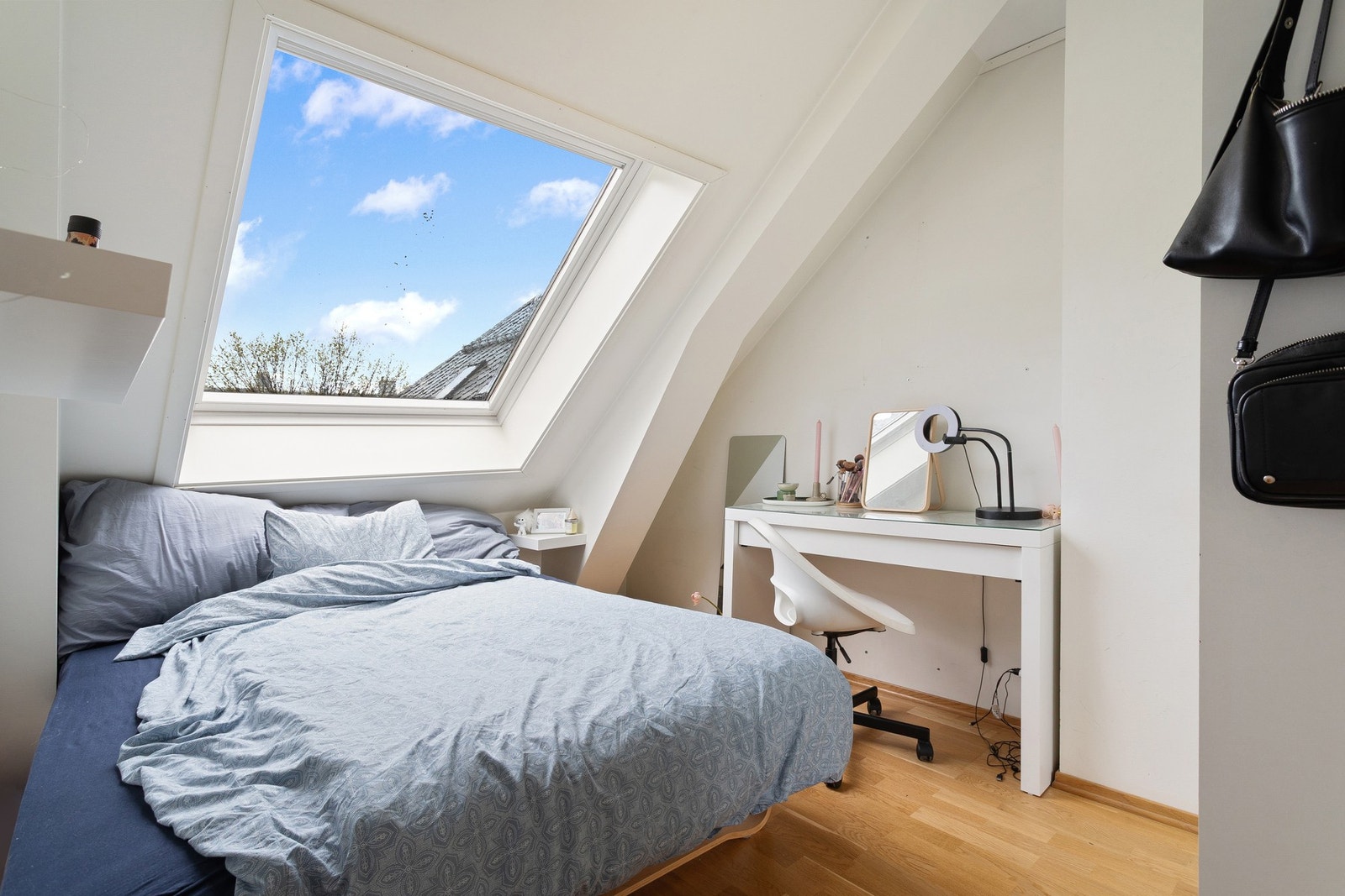 Soverom 2 er på 7,6m² med god plass til ønsket soveromsmøblement. Galleribilde