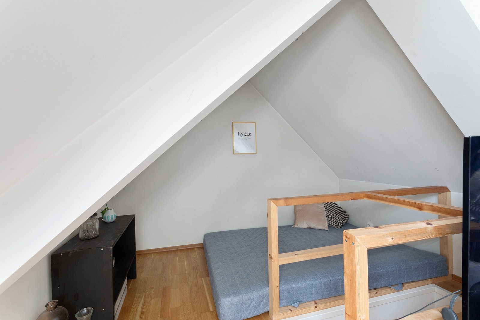 Bod (ulovlig innredet som loftstue, og har ikke tilfredsstillende rømning, se pkt. "andre relevante opplysninger") Galleribilde