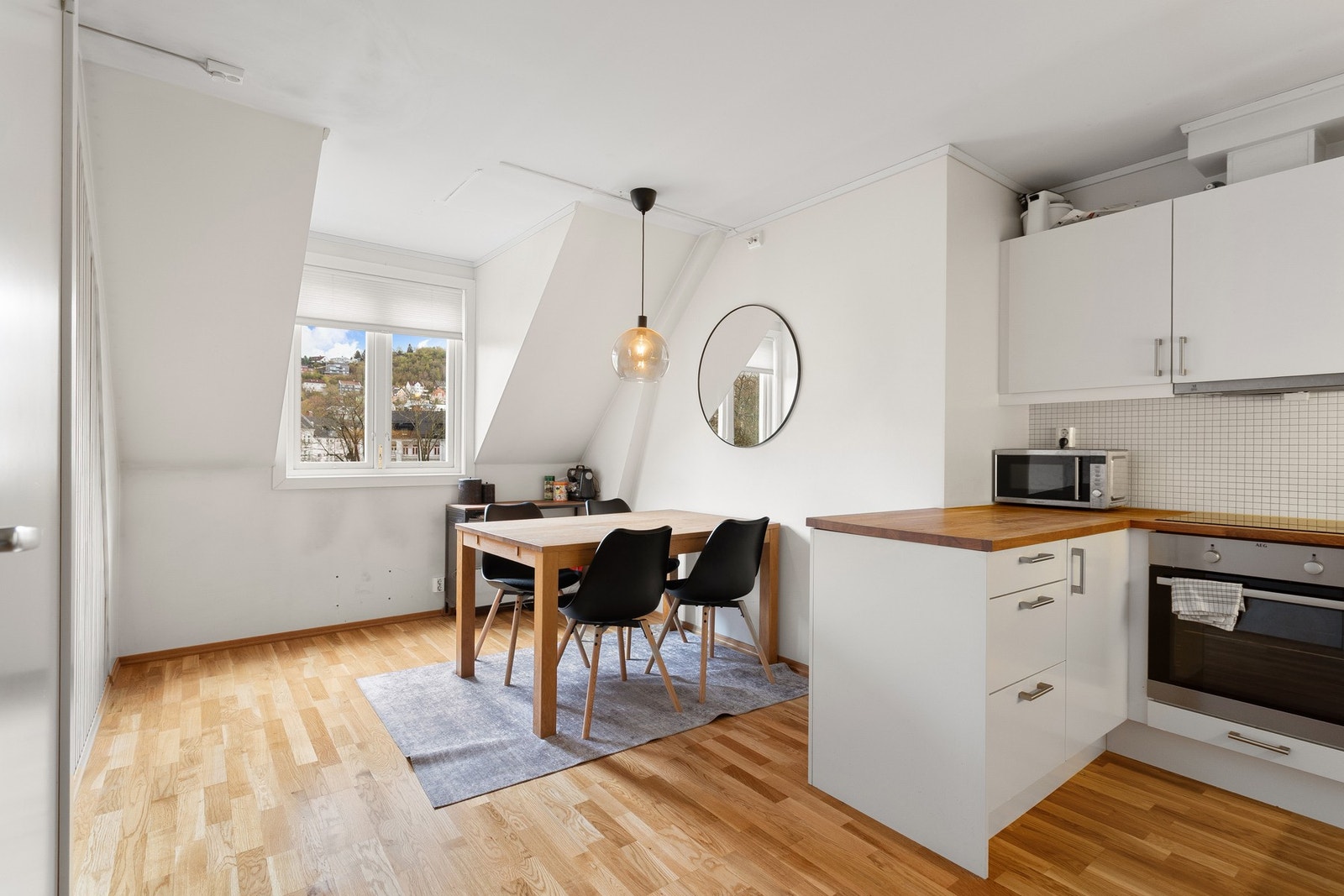 Åpen stue- kjøkkenløsning på ca. 14,8m² med ypperlige møbleringsmuligheter. Galleribilde