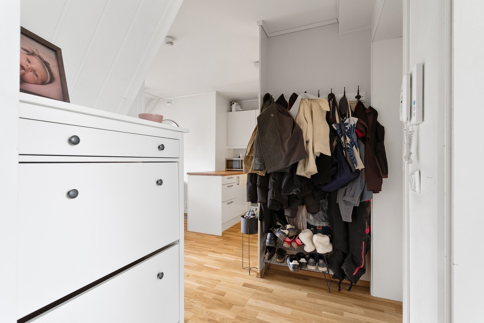 Leiligheten har en praktisk entré med plass til å henge fra seg sko og ytterklær. Galleribilde