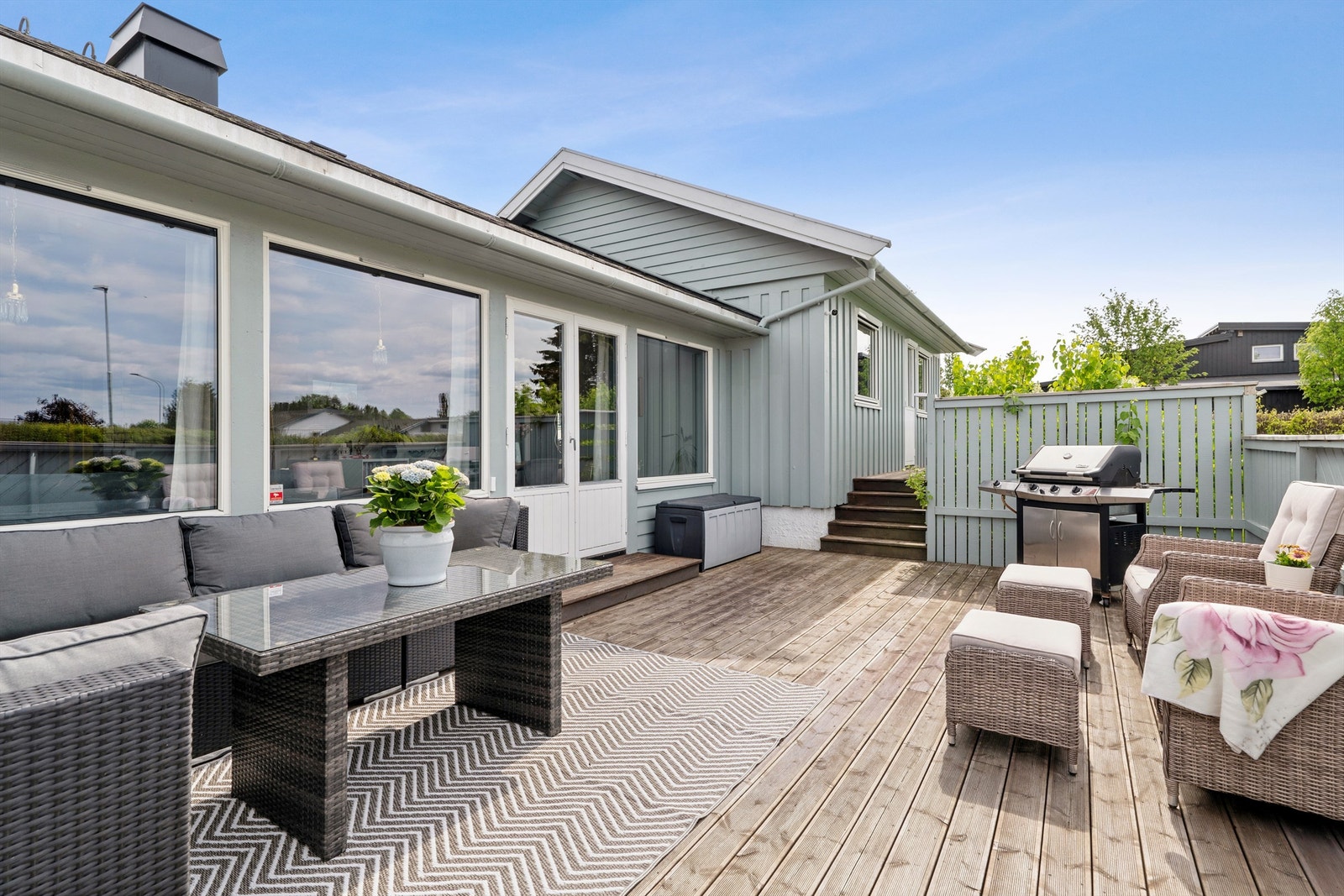 Fra stuen er det adkomst ut til en solrik, vest-vendt terrasse av god størrelse med masse av plass til utemøbler, grill og dekorasjoner. Galleribilde