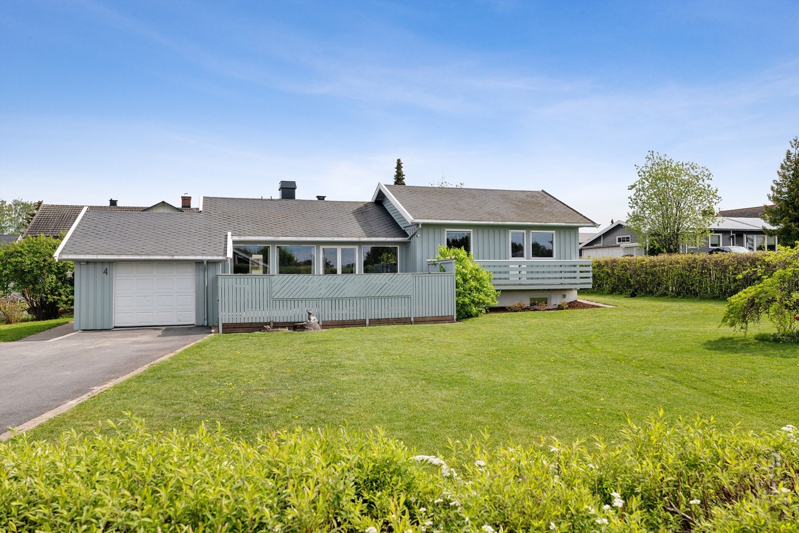 Eiendommen har et stort og pent opparbeidet uteområde med fine solforhold gjennom hele dagen. Galleribilde